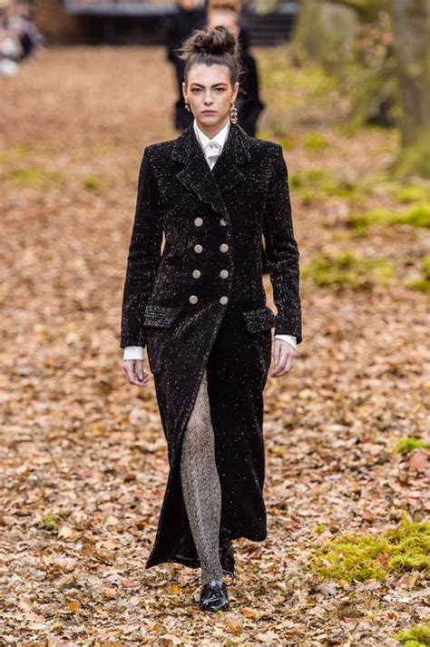 chanel parigi 2018|81 Looks From Chanel Fall 2018 PFW Show .